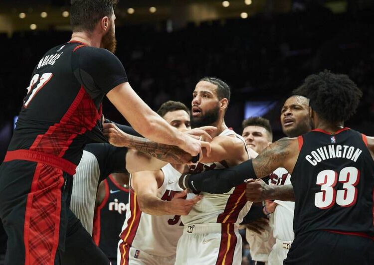 NBA》英雄哥、諾基奇爆肢體衝突 雙雙遭驅逐出場 1 NBA》英雄哥、諾基奇爆肢體衝突 雙雙遭驅逐出場