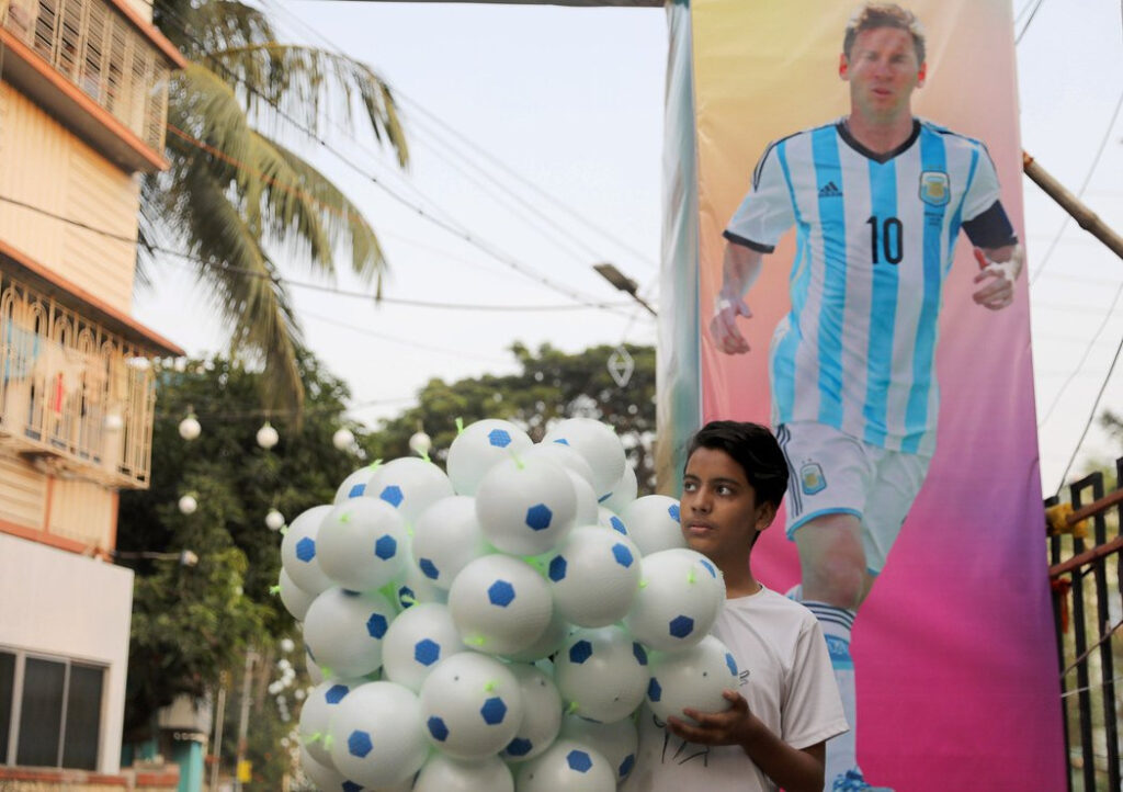 梅西是足球世界的一代傳奇，肩負母國阿根廷的殷切期望，和全球球迷的熱愛。圖為卡達世界盃前夕，印度街頭的梅西畫像。 圖／歐新社
