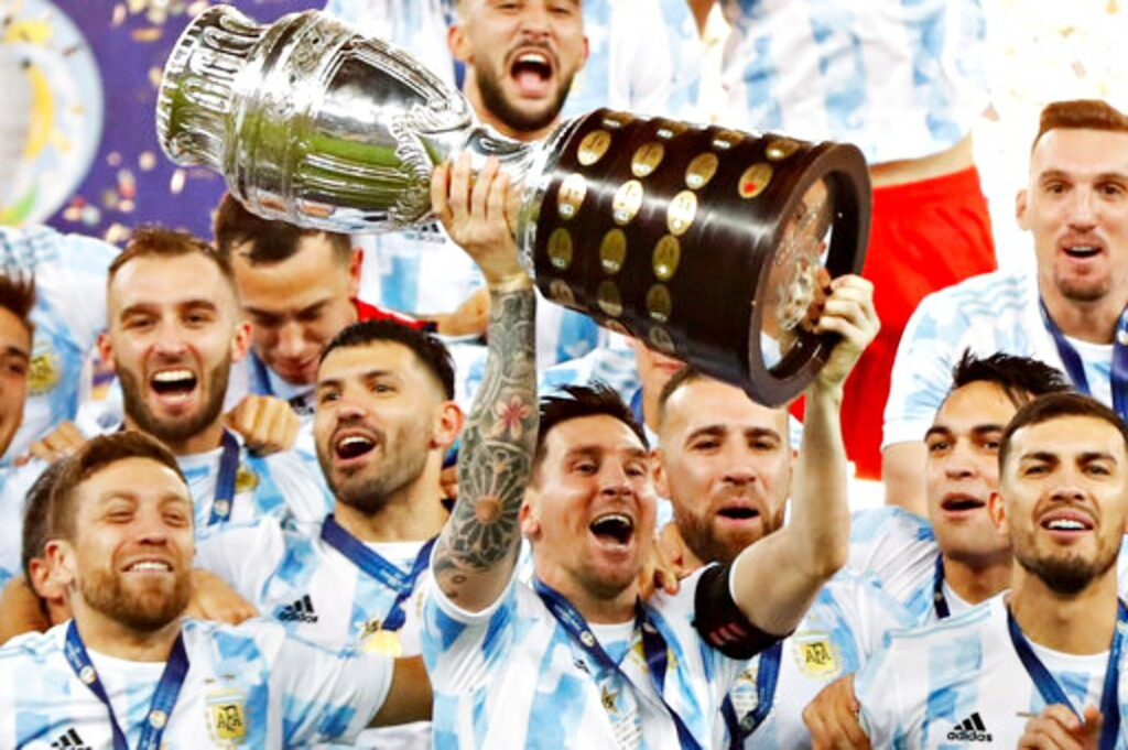 在2021美洲盃頒獎禮上舉起冠軍獎盃的梅西，彷彿在此時才真正成為阿根廷人認可的英雄。 圖／美聯社
