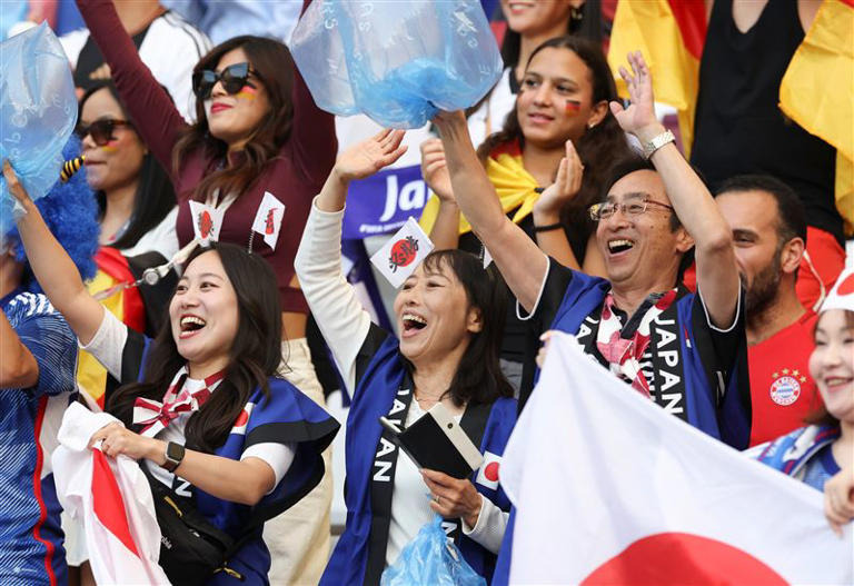 日本球迷現場幫日本隊加油。（圖／取自FIFA FB）
